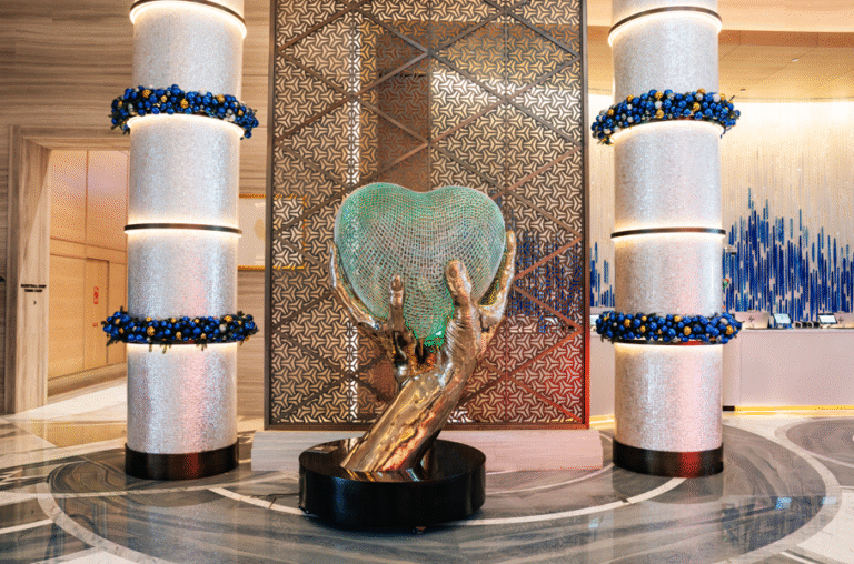 Rixos Marina Abu Dhabi Hosts My Heart is Yours Artwork by World-Renowned Artist Lorenzo Quinn