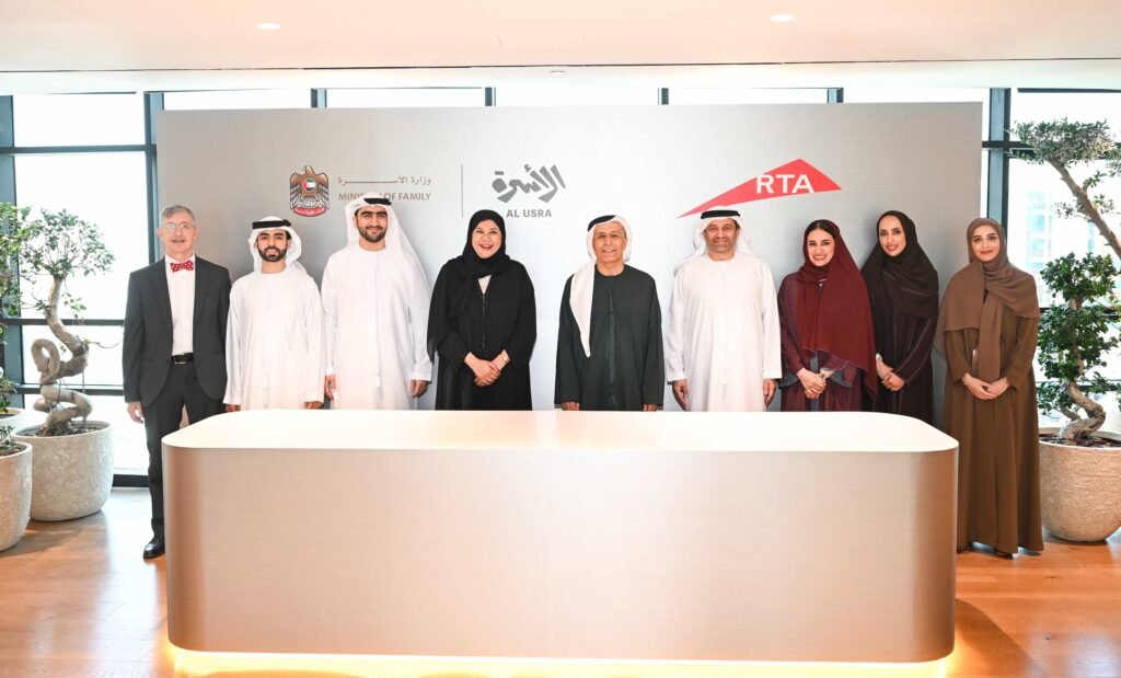 معالي مطر الطاير ومعالي سناء سهيل مع فريق عمل المبادرة