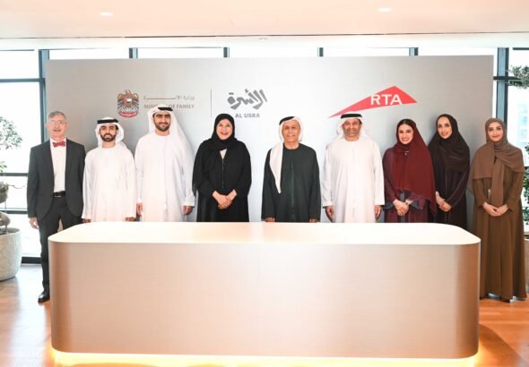 معالي مطر الطاير ومعالي سناء سهيل مع فريق عمل المبادرة