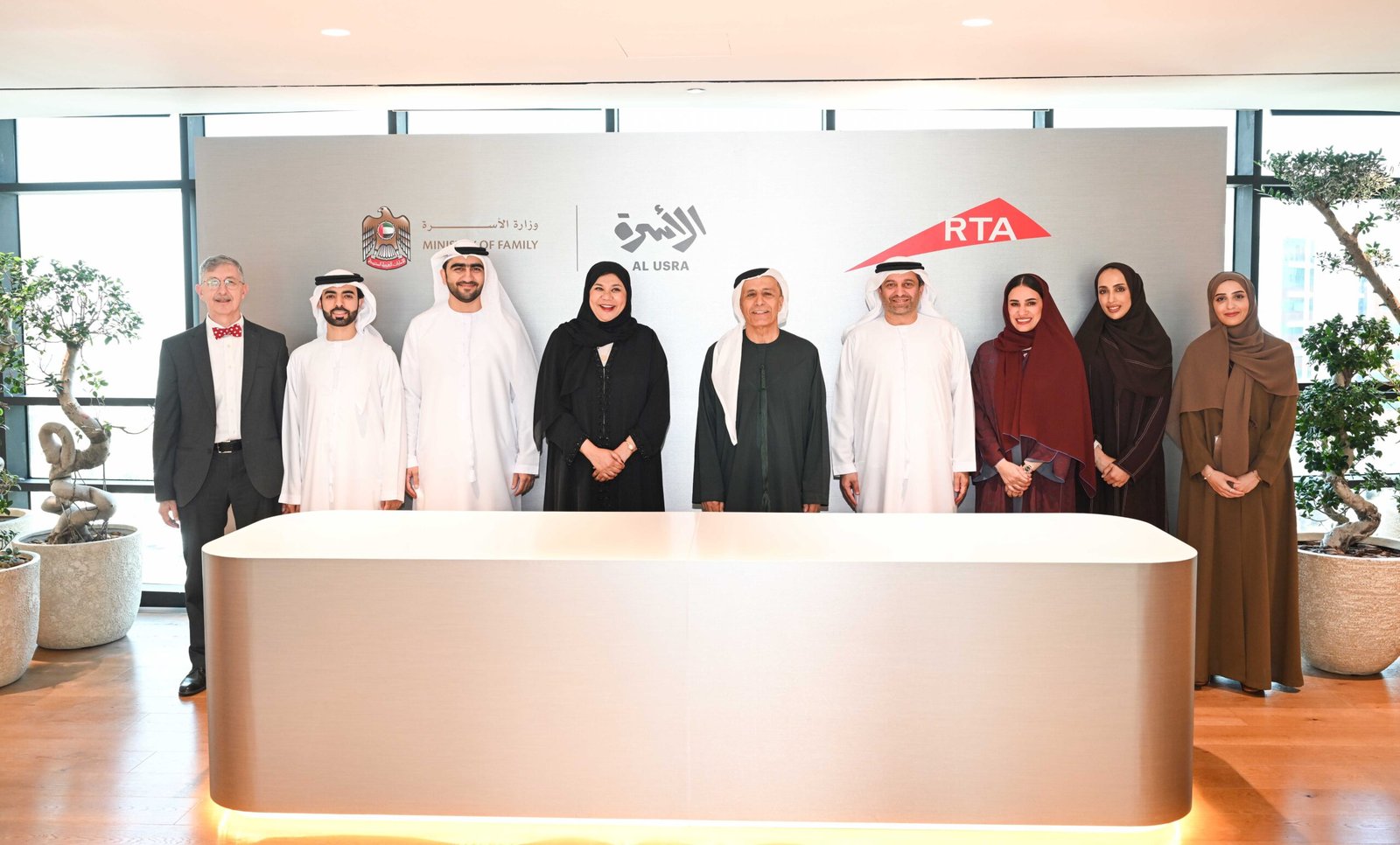 معالي مطر الطاير ومعالي سناء سهيل مع فريق عمل المبادرة